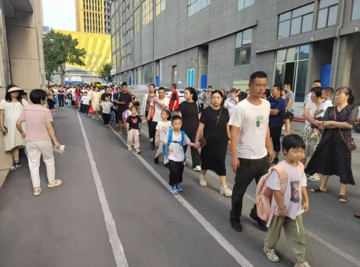 以“礼”入学 最美初见——正阳县第三小学一年级新生入