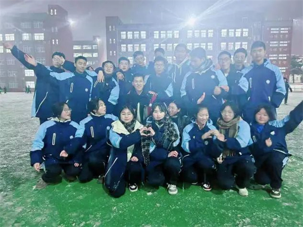 莫问前程几多苦 但求学子尽成才