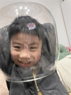 躲在草丛里的小星星