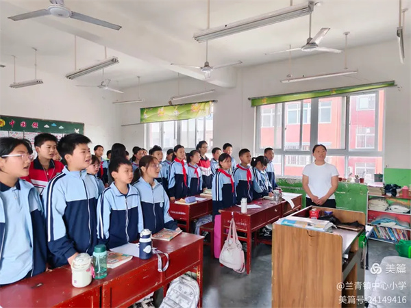探寻国歌秘密，培育爱国少年：记五年级主题班会活动