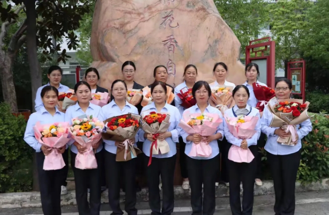 提灯引路 育梦成光 正阳二中庆祝第41个教师节