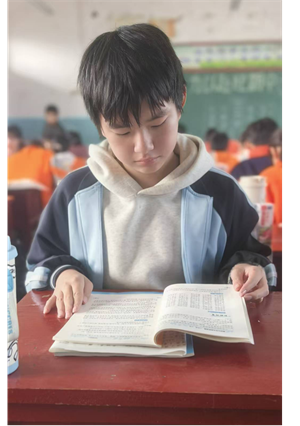 代峰宇 图片1